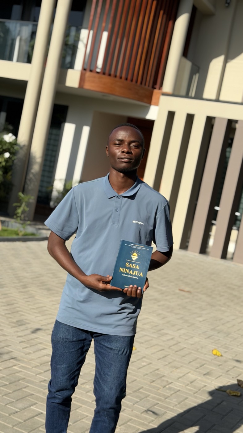 A reader with his copy of Sasa Ninajua.