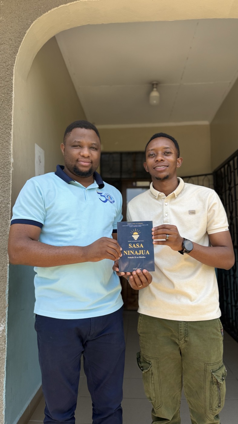 Two readers with Sasa Ninajua.